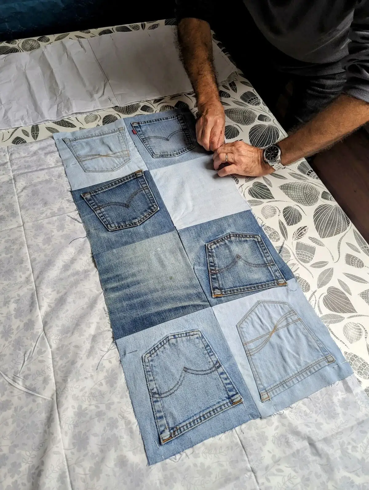 Atelier de couture sur tote bag en jeans-recyclé