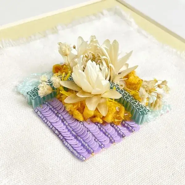 Broderie avec fleurs séchées