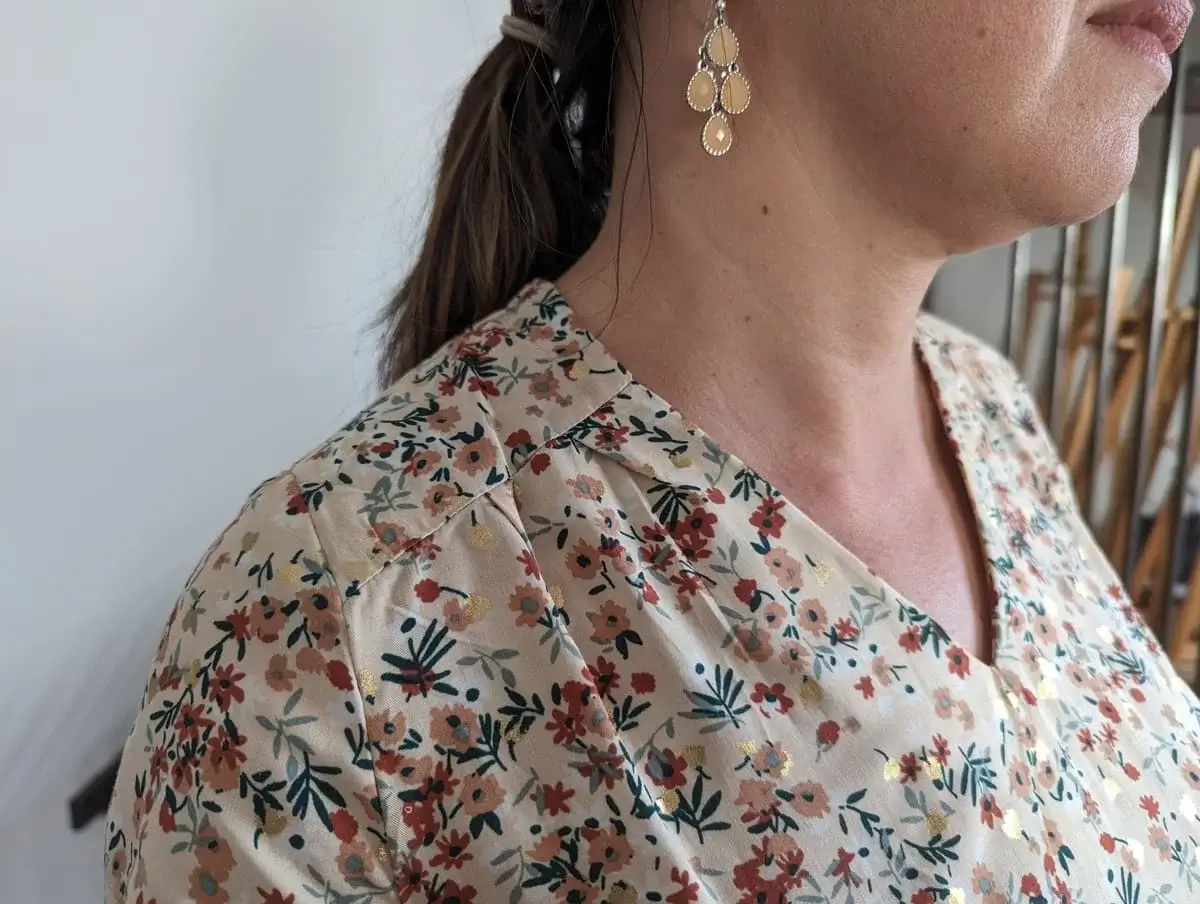 Femme en blouse cousue main