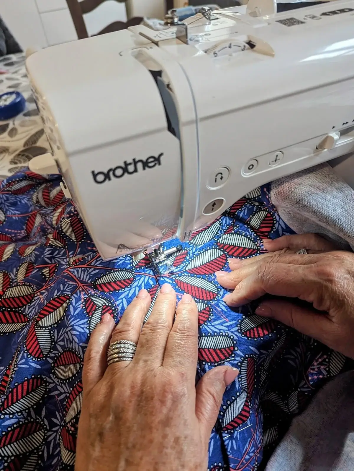 Femme couture en action