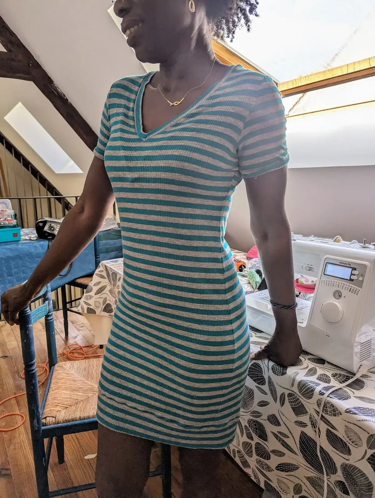 Femme en robe maille et surjeteuse