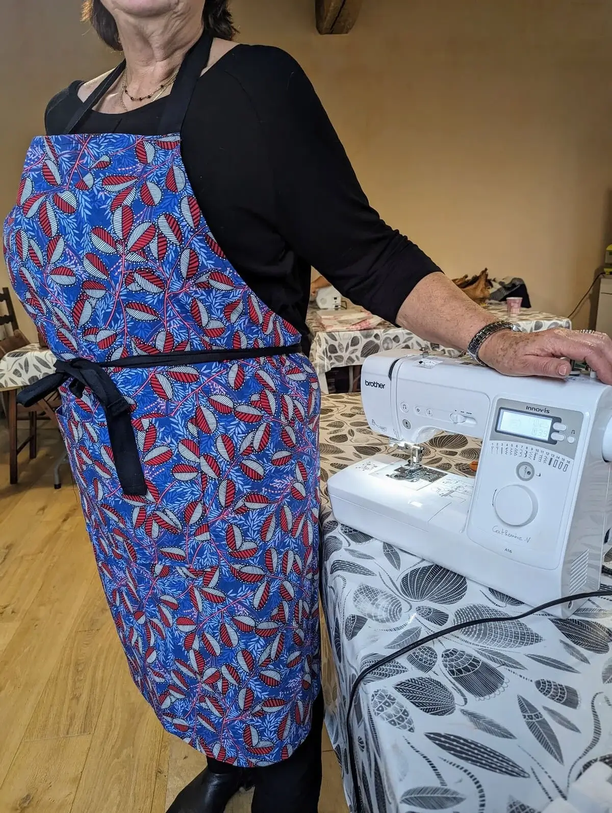 Femme avec son tablier cousu main