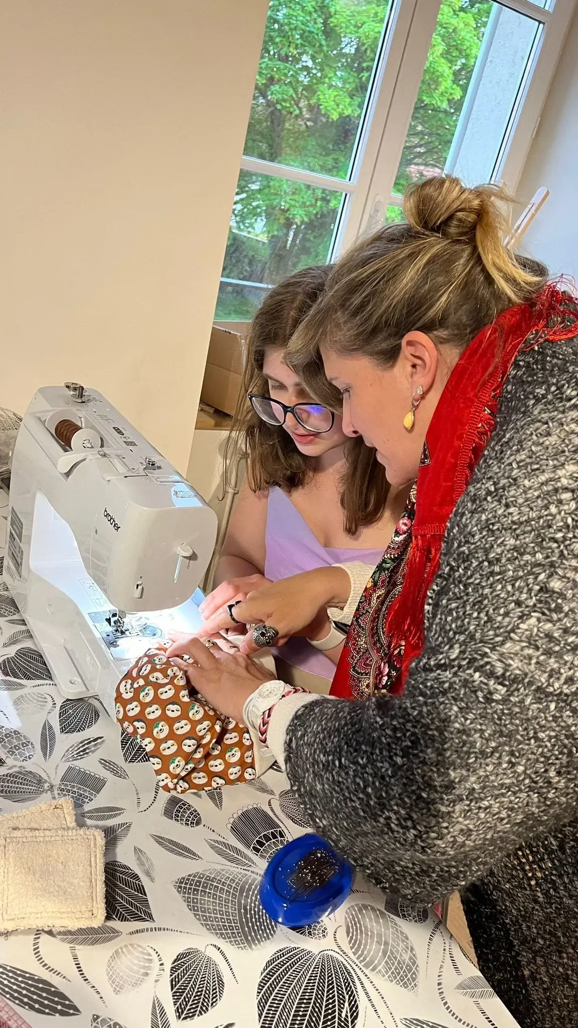 Professeure de couture avec élève en atelier