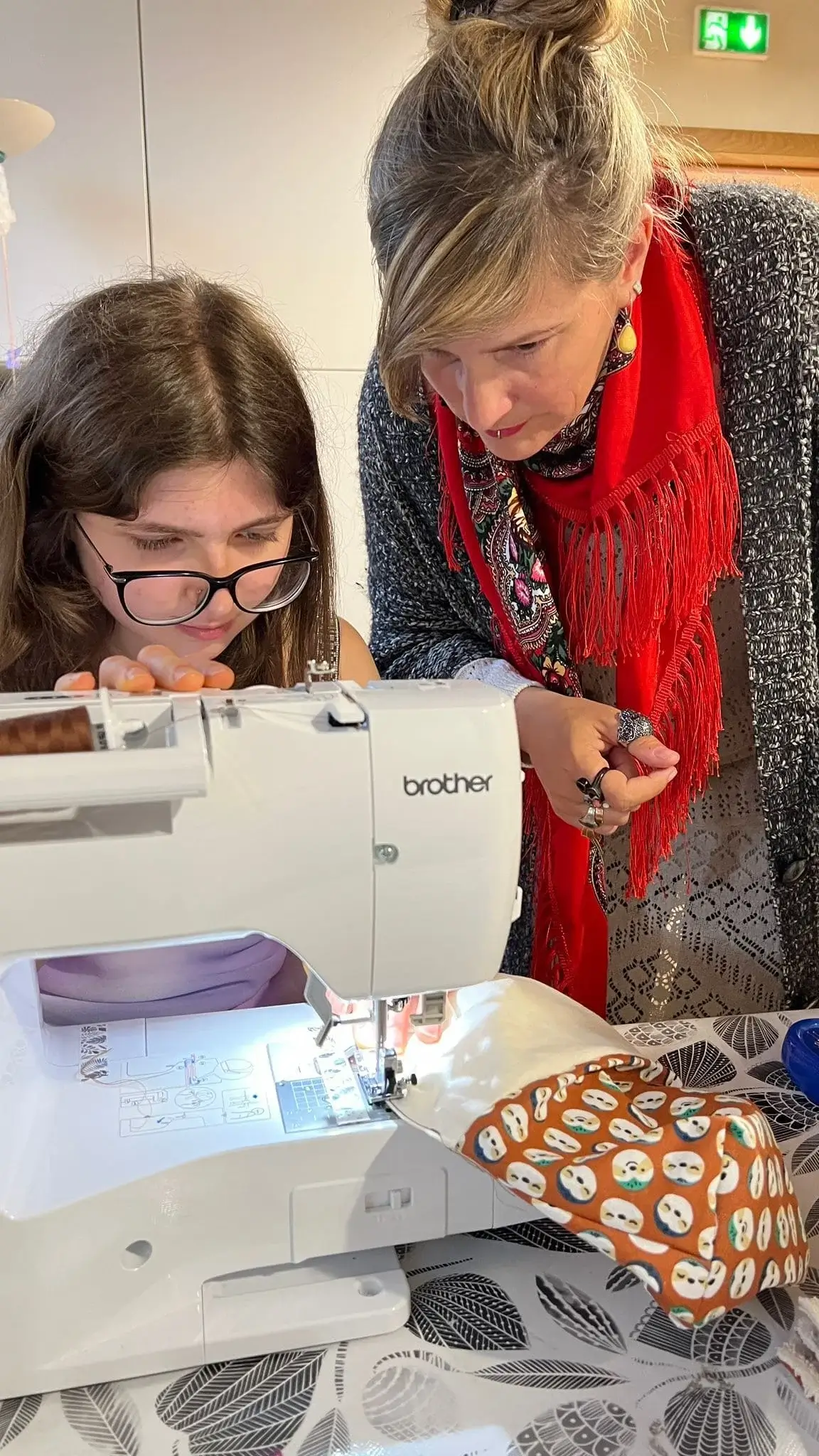 Professeure de couture avec son élève