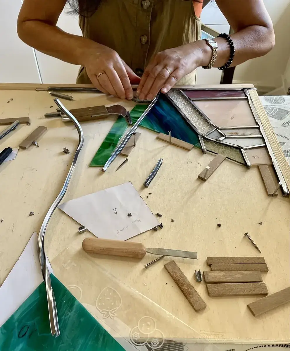 Vitrail abstrait au plomb en cours